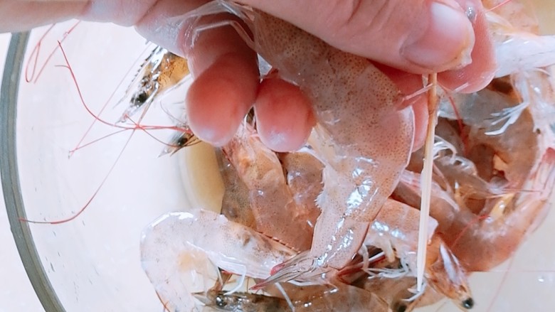 #菌类料理#
瘦身餐之蟹味菇炒虾仁,也可以直接用牙签插入虾的背部中间，挑出虾线