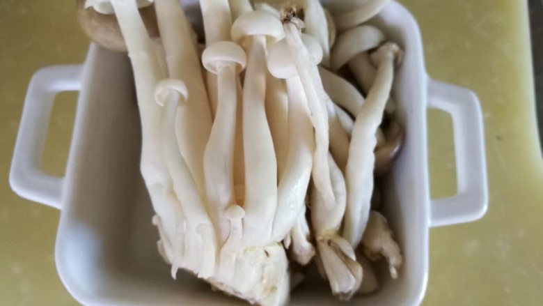 #菌类料理#
瘦身餐之蟹味菇炒虾仁,蟹腿菇洗净切段