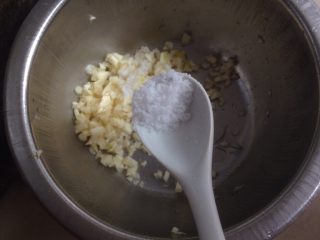 芋头扣肉,蒜蓉装入碗里加入盐。