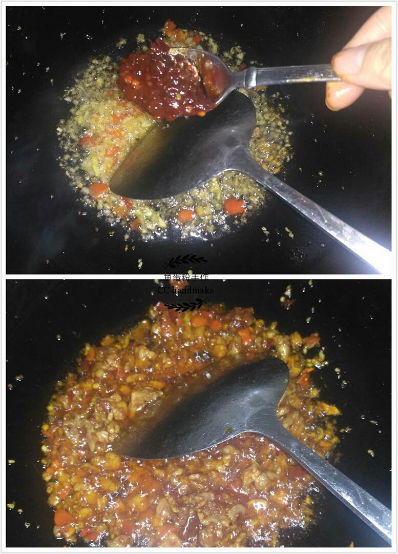 红烧肉沫茄子,锅里留油下姜、蒜头和剁椒，炒出香味后加豆瓣酱，稍微抄一下加入肉沫再翻炒。