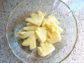 夏日酸甜菠萝鸡翅,菠萝切小块用淡盐水浸泡一会儿