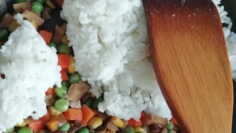 海苔什锦炒饭,放入米饭继续翻炒。
