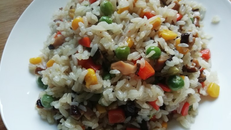 海苔什锦炒饭,翻炒至米饭基本是一粒一粒的就好了。