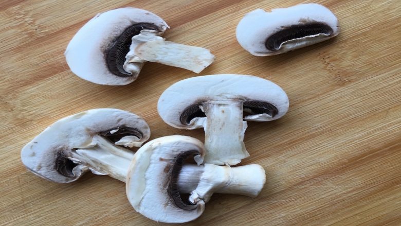 菌类料理+蘑菇手撕鸡胸肉,逐个切片备用；