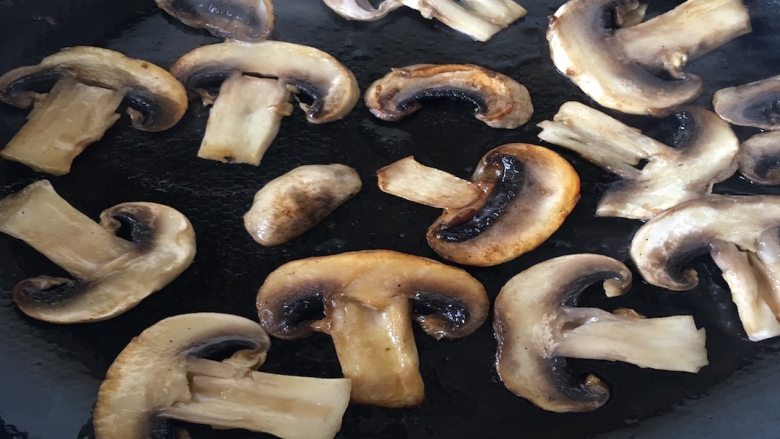 菌类料理+蘑菇手撕鸡胸肉,煎至两面微黄即可；