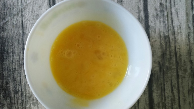 菌类料理+香菇鸡蛋汤,鸡蛋打入碗中，搅拌均匀