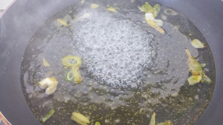 菌类料理+香菇鸡蛋汤,把水烧开