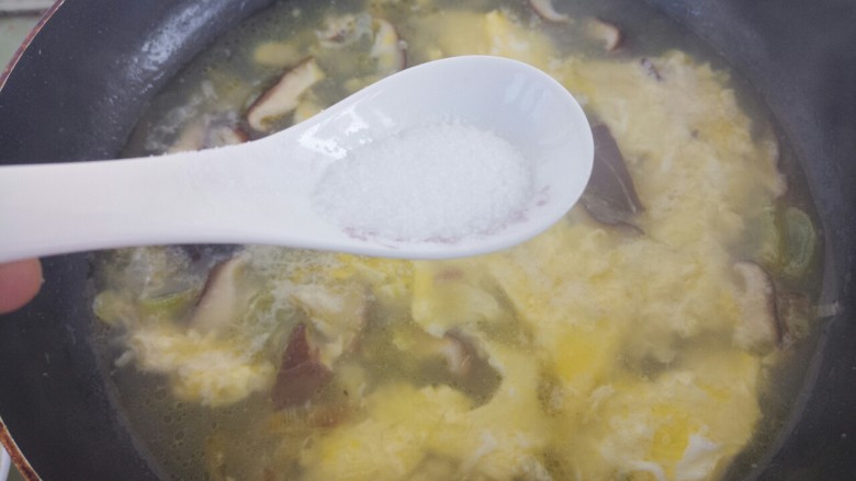 菌类料理+香菇鸡蛋汤,然后加一勺盐