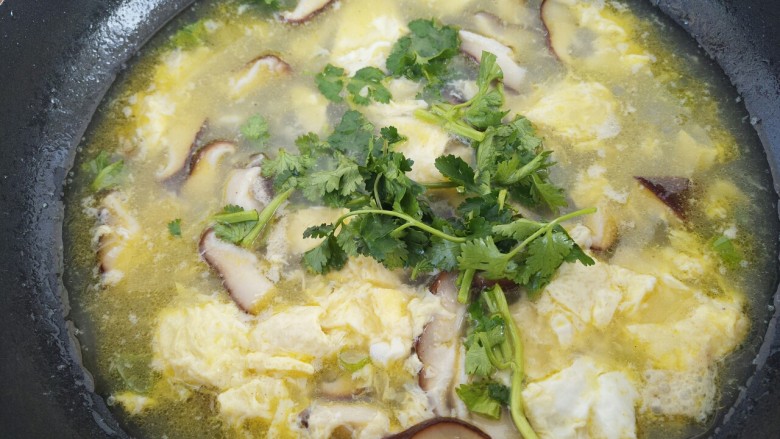 菌类料理+香菇鸡蛋汤,再撒点香菜
