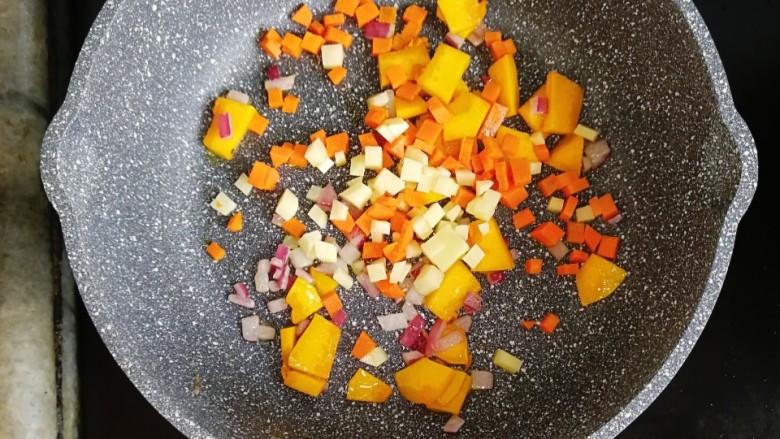宝宝辅食—南瓜蔬菜炒饭,再倒入胡萝卜丁和土豆丁，翻炒至断生