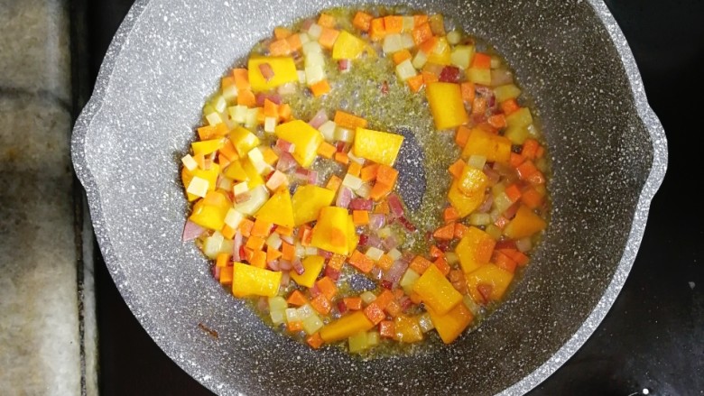 宝宝辅食—南瓜蔬菜炒饭,倒入小半碗清水，小火焖煮
