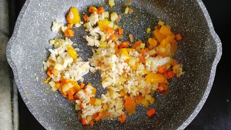 宝宝辅食—南瓜蔬菜炒饭,煮至蔬菜全部熟了，汤汁基本收干后，倒入一碗熟米饭炒散炒匀