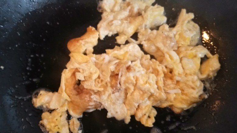 蛋香白菜,炒制金黄，盛出，注意把油控回炒锅里。