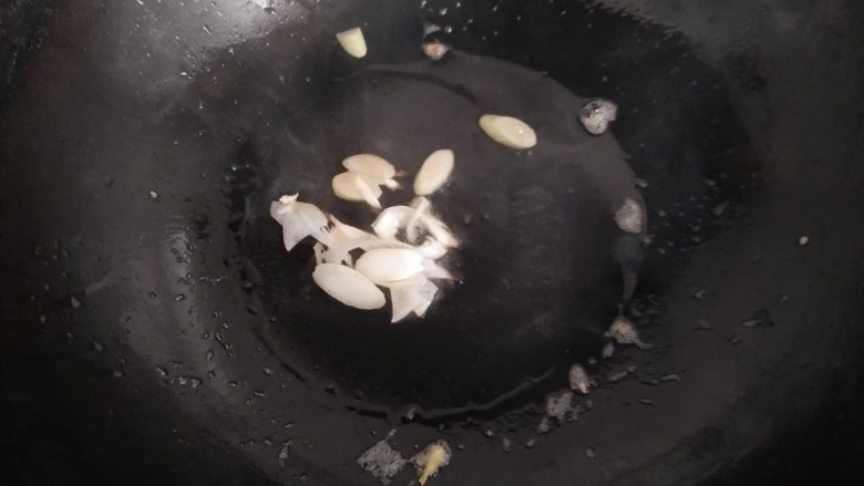 蛋香白菜,把剩锅里的油（觉得少可以再放入一点）继续加热，放入葱花爆香。