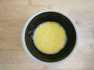 葵花籽酥―《舌尖上的中国3》中同款,鸡蛋磕入碗中打散成蛋液。