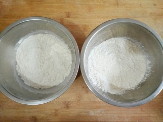 葵花籽酥―《舌尖上的中国3》中同款,将200克低筋粉等分成两份，分别盛入两个容器中。