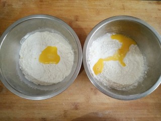 葵花籽酥―《舌尖上的中国3》中同款,把打散的蛋液等分加在两份面粉中。（加入蛋液一是为了给白色面团上点颜色，让其更接近于真实瓜子的白色部分，二是为了起酥的口感）
