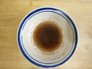葵花籽酥―《舌尖上的中国3》中同款,椒盐白糖用20克温水冲开，搅拌均匀。