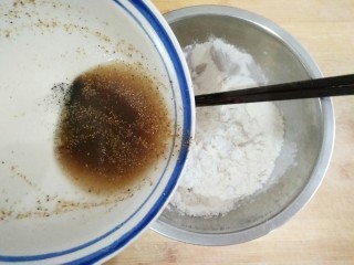 葵花籽酥―《舌尖上的中国3》中同款,将椒盐糖水少量多次加入低粉中，并用筷子搅拌成雪花状。