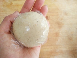 葵花籽酥―《舌尖上的中国3》中同款,再次将面团揉起，收光，用保鲜膜包好，放冰箱冷藏10-15分钟。