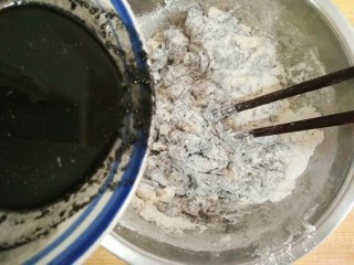 葵花籽酥―《舌尖上的中国3》中同款,将椒盐糖竹炭水少量多次加入低粉中，并用筷子搅拌成雪花状。