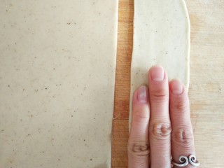 葵花籽酥―《舌尖上的中国3》中同款,以三指为宽度切下一片。