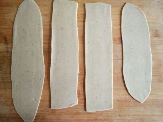 葵花籽酥―《舌尖上的中国3》中同款,用同样的方法将白色面团切成4片。
