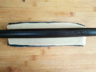 葵花籽酥―《舌尖上的中国3》中同款,将粘好的面片用擀面杖轻轻擀薄。