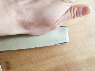葵花籽酥―《舌尖上的中国3》中同款,并用手或者擀面杖压薄面片一边。