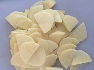 香辣土豆片,切成薄片。