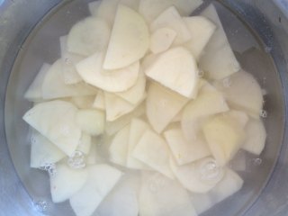 香辣土豆片,用水淘洗两遍，去除土豆表面的淀粉。