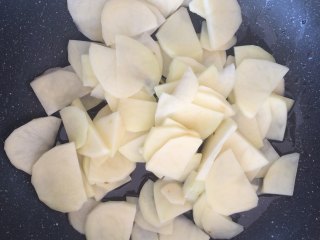 香辣土豆片,放入土豆片进行翻炒。