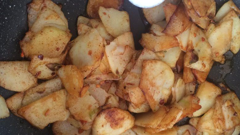 香辣土豆片,出锅前撒少许盐调味即可。