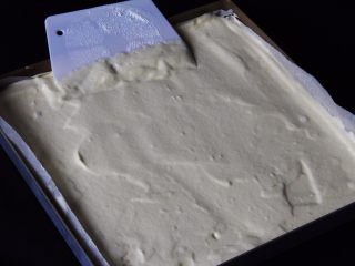 芒果慕斯蛋糕+6寸和4寸,烤盘里放入烤盘纸，蛋糕糊装入模具，用刮刀45度角抹平平面。