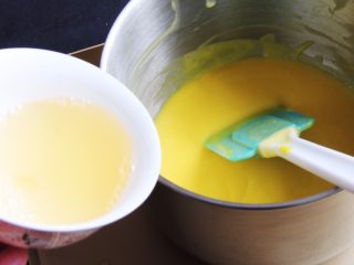 芒果慕斯蛋糕+6寸和4寸,吉利丁液加热后，倒入芒果泥中，翻拌均匀。