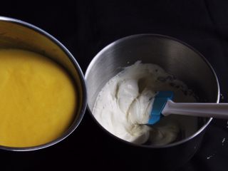 芒果慕斯蛋糕+6寸和4寸,慕斯糊分几次和奶油霜混合。
