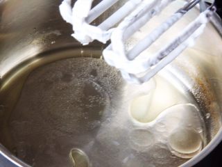 芒果慕斯蛋糕+6寸和4寸,油和清水混合，加入盐和糖10克，用打蛋器打至油和水融合。