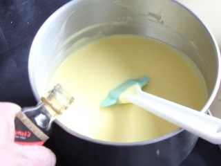 芒果慕斯蛋糕+6寸和4寸,慕斯糊中加入香草精翻拌均匀。