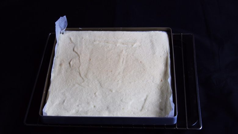 芒果慕斯蛋糕+6寸和4寸,烤完冷却，掀掉烤盘纸。