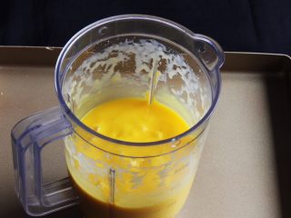 芒果慕斯蛋糕+6寸和4寸,加入15克的牛奶，打成芒果泥。备用。
