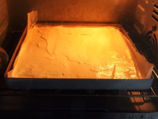 芒果慕斯蛋糕+6寸和4寸,烤箱预热至150度，时间20分钟烤制。
