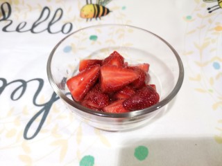 牛油果草莓酸奶,草莓洗净去蒂切半，放入保鲜盒内，加入白糖。腌制一晚备用。