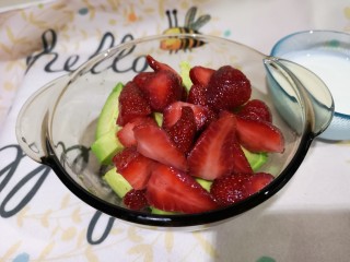 牛油果草莓酸奶,将准备好的淹草莓放在牛油果上