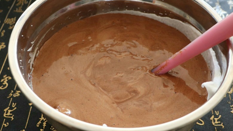 法式巧克力慕斯球,再将拌好的蛋白可可面糊倒回蛋白中，翻拌均匀