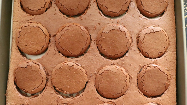 法式巧克力慕斯球,用2寸圆形模具压出圆形蛋糕片备用