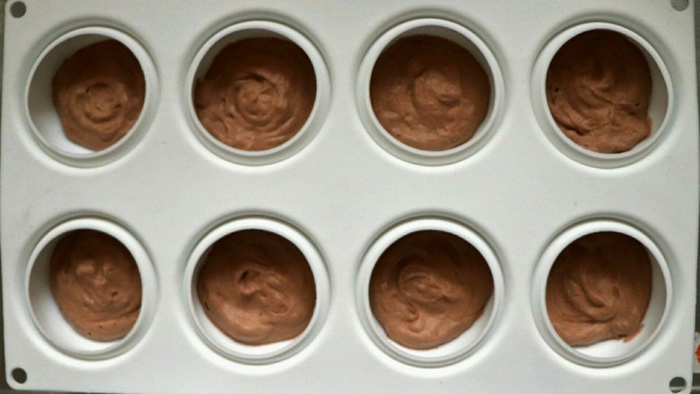 法式巧克力慕斯球,倒入五分之二的巴菲糊在圆形模具中，冷藏至表面凝固