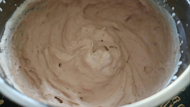 法式巧克力慕斯球,将淡奶油放入冷却后的蛋黄可可糊里，拌匀。巴菲糊就完成了。