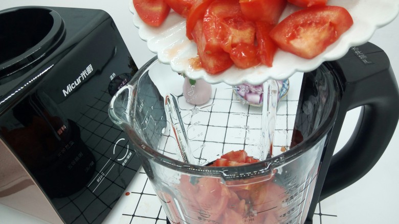 了不起的小番茄+意式番茄酱,将番茄块放入破壁机的杯子