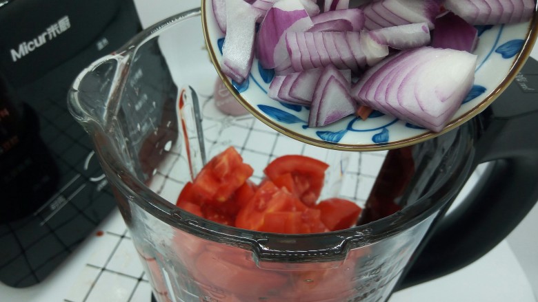 了不起的小番茄+意式番茄酱,洋葱块也放入破壁机的杯子