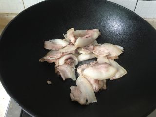 回锅肉,热锅放入猪肉较肥的部分猪肉片爆油。
